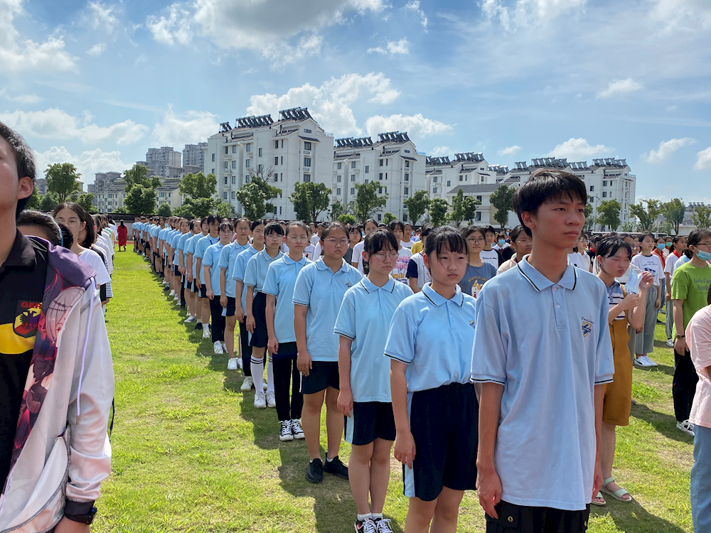 祝福祖国，向国旗敬礼