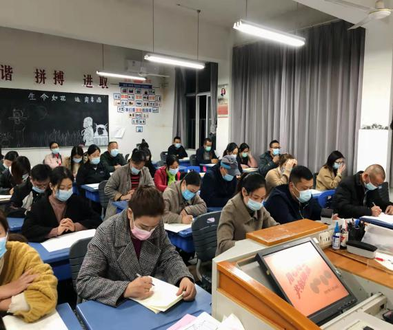 家校手牵手 共育栋梁才